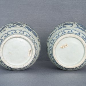 A pair of Chinese blue and white vases and covers with floral design, Hatcher cargo shipwreck, Transitional period — 照片 12