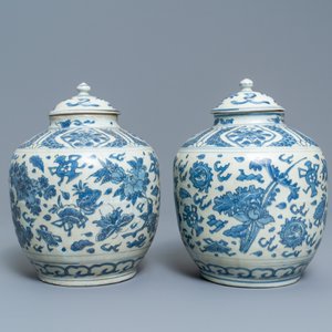 A pair of Chinese blue and white vases and covers with floral design, Hatcher cargo shipwreck, Transitional period — 照片 4