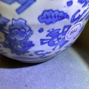A pair of Chinese blue and white vases and covers with floral design, Hatcher cargo shipwreck, Transitional period — 照片 9