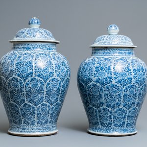 A pair of Chinese blue and white vases and covers with floral design, Kangxi — 照片 4