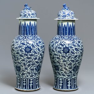 A pair of Chinese blue and white vases and covers with floral sprigs, 19th C. — photo 1