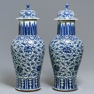 A pair of Chinese blue and white vases and covers with floral sprigs, 19th C. — photo 2