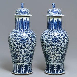 A pair of Chinese blue and white vases and covers with floral sprigs, 19th C. — photo 4