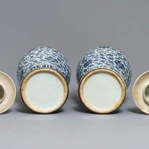 A pair of Chinese blue and white vases and covers with floral sprigs, 19th C. — photo 6