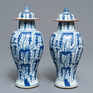 A pair of Chinese blue and white vases and covers with grapes, Kangxi — photo 1
