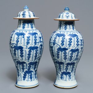 A pair of Chinese blue and white vases and covers with grapes, Kangxi — photo 2