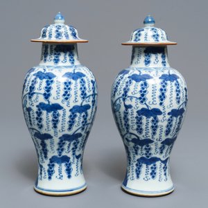 A pair of Chinese blue and white vases and covers with grapes, Kangxi — photo 4