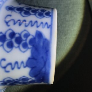 A pair of Chinese blue and white vases and covers with grapes, Kangxi — 照片 14
