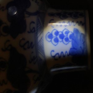 A pair of Chinese blue and white vases and covers with grapes, Kangxi — 照片 16
