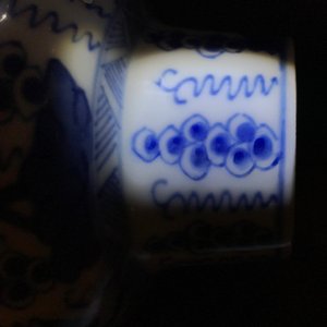 A pair of Chinese blue and white vases and covers with grapes, Kangxi — 照片 17