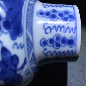 A pair of Chinese blue and white vases and covers with grapes, Kangxi — 照片 19
