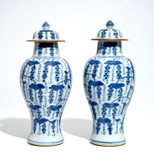 A pair of Chinese blue and white vases and covers with grapes, Kangxi — 照片 2