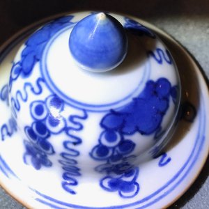 A pair of Chinese blue and white vases and covers with grapes, Kangxi — 照片 22