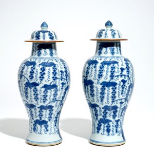 A pair of Chinese blue and white vases and covers with grapes, Kangxi — 照片 4