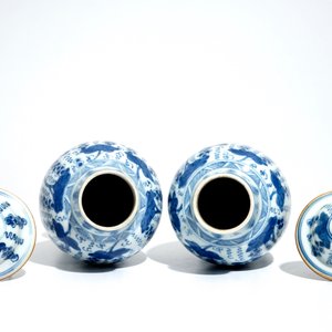 A pair of Chinese blue and white vases and covers with grapes, Kangxi — 照片 6
