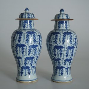 A pair of Chinese blue and white vases and covers with grapes, Kangxi — 照片 7
