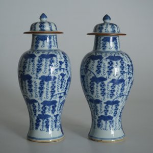 A pair of Chinese blue and white vases and covers with grapes, Kangxi — 照片 9