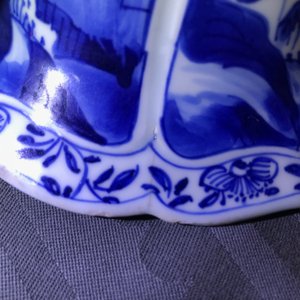 A pair of Chinese blue and white vases and covers with landscape panels, Kangxi — photo 18