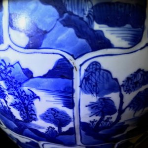 A pair of Chinese blue and white vases and covers with landscape panels, Kangxi — photo 36
