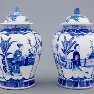 A pair of Chinese blue and white vases and covers with long Elizas, 19th C. — 照片 3