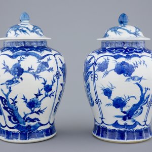 A pair of Chinese blue and white vases and covers with long Elizas, 19th C. — 照片 4