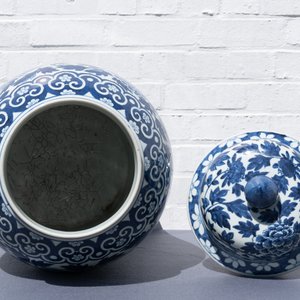 A pair of Chinese blue and white vases and covers with phoenixes, 19th C. — 照片 13