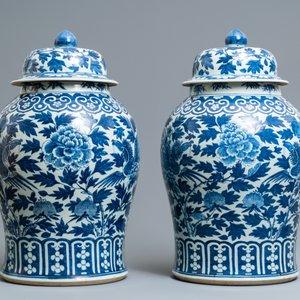 A pair of Chinese blue and white vases and covers with phoenixes, 19th C. — 照片 2