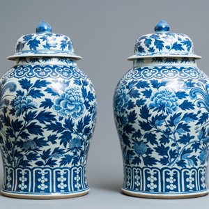 A pair of Chinese blue and white vases and covers with phoenixes, 19th C. — 照片 4