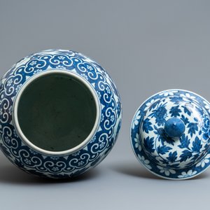 A pair of Chinese blue and white vases and covers with phoenixes, 19th C. — 照片 5