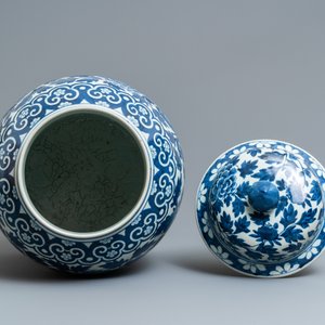 A pair of Chinese blue and white vases and covers with phoenixes, 19th C. — 照片 7