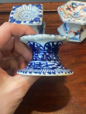 A pair of Chinese blue and white vases and four blue and white, famille rose and Imari-style salts, Kangxi/Qianlong — photo 11