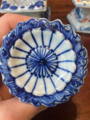 A pair of Chinese blue and white vases and four blue and white, famille rose and Imari-style salts, Kangxi/Qianlong — photo 14