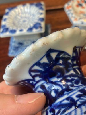 A pair of Chinese blue and white vases and four blue and white, famille rose and Imari-style salts, Kangxi/Qianlong — photo 15