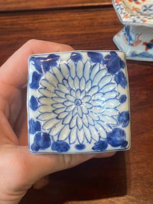 A pair of Chinese blue and white vases and four blue and white, famille rose and Imari-style salts, Kangxi/Qianlong — photo 16