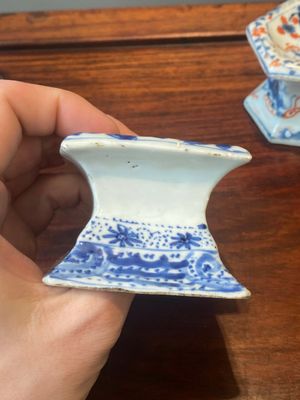 A pair of Chinese blue and white vases and four blue and white, famille rose and Imari-style salts, Kangxi/Qianlong — photo 20