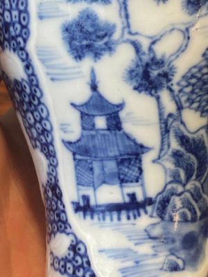 A pair of Chinese blue and white vases and four blue and white, famille rose and Imari-style salts, Kangxi/Qianlong — photo 37