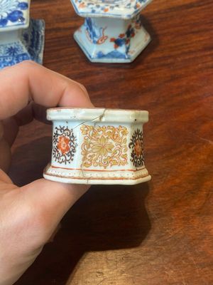 A pair of Chinese blue and white vases and four blue and white, famille rose and Imari-style salts, Kangxi/Qianlong — photo 5