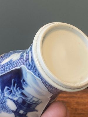 A pair of Chinese blue and white vases and four blue and white, famille rose and Imari-style salts, Kangxi/Qianlong — photo 53