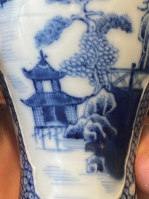 A pair of Chinese blue and white vases and four blue and white, famille rose and Imari-style salts, Kangxi/Qianlong — photo 55