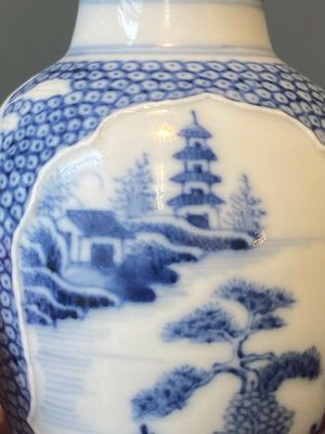 A pair of Chinese blue and white vases and four blue and white, famille rose and Imari-style salts, Kangxi/Qianlong — photo 56