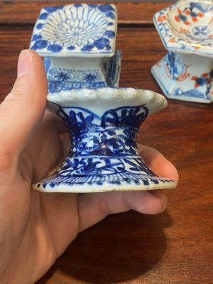 A pair of Chinese blue and white vases and four blue and white, famille rose and Imari-style salts, Kangxi/Qianlong — photo 10