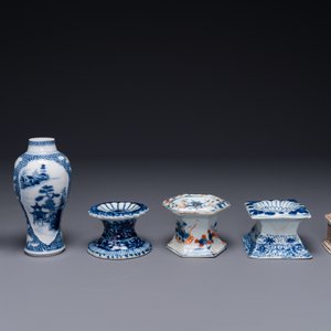A pair of Chinese blue and white vases and four blue and white, famille rose and Imari-style salts, Kangxi/Qianlong — photo 2