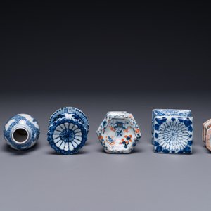 A pair of Chinese blue and white vases and four blue and white, famille rose and Imari-style salts, Kangxi/Qianlong — photo 3