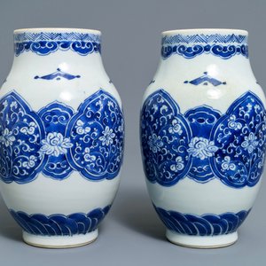 A pair of Chinese blue and white vases and two bowls, Kangxi — 照片 11