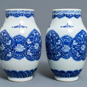A pair of Chinese blue and white vases and two bowls, Kangxi — 照片 9