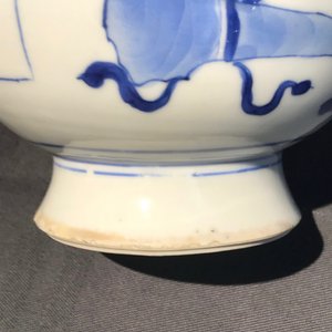 A pair of Chinese blue and white vases with antiquities and flowers, Kangxi — 照片 15