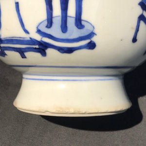 A pair of Chinese blue and white vases with antiquities and flowers, Kangxi — 照片 17