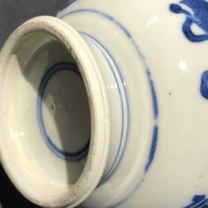 A pair of Chinese blue and white vases with antiquities and flowers, Kangxi — 照片 18