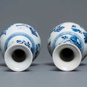 A pair of Chinese blue and white vases with antiquities and flowers, Kangxi — 照片 5