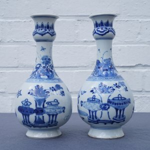A pair of Chinese blue and white vases with antiquities and flowers, Kangxi — 照片 8